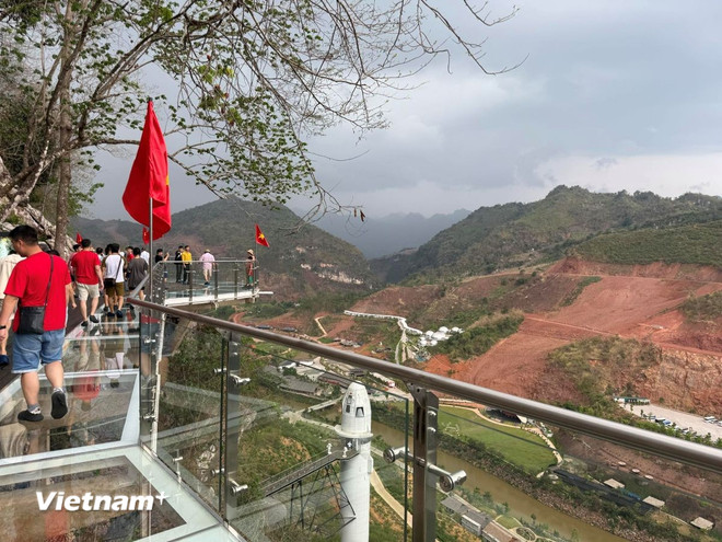 Bao la núi rừng Tây Bắc nhìn từ cầu kính Bạch Long. (Vietnam+)