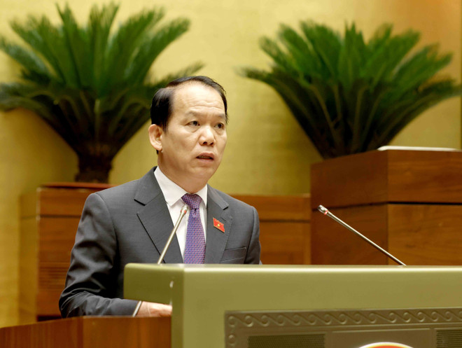 Đại diện cơ quan thẩm tra đề nghị Chính phủ tiếp tục rà soát, chỉnh lý các quy định có liên quan về xếp loại, đánh giá và kỷ luật cán bộ, công chức để bảo đảm sự phù hợp, công bằng. (Ảnh: TTXVN)