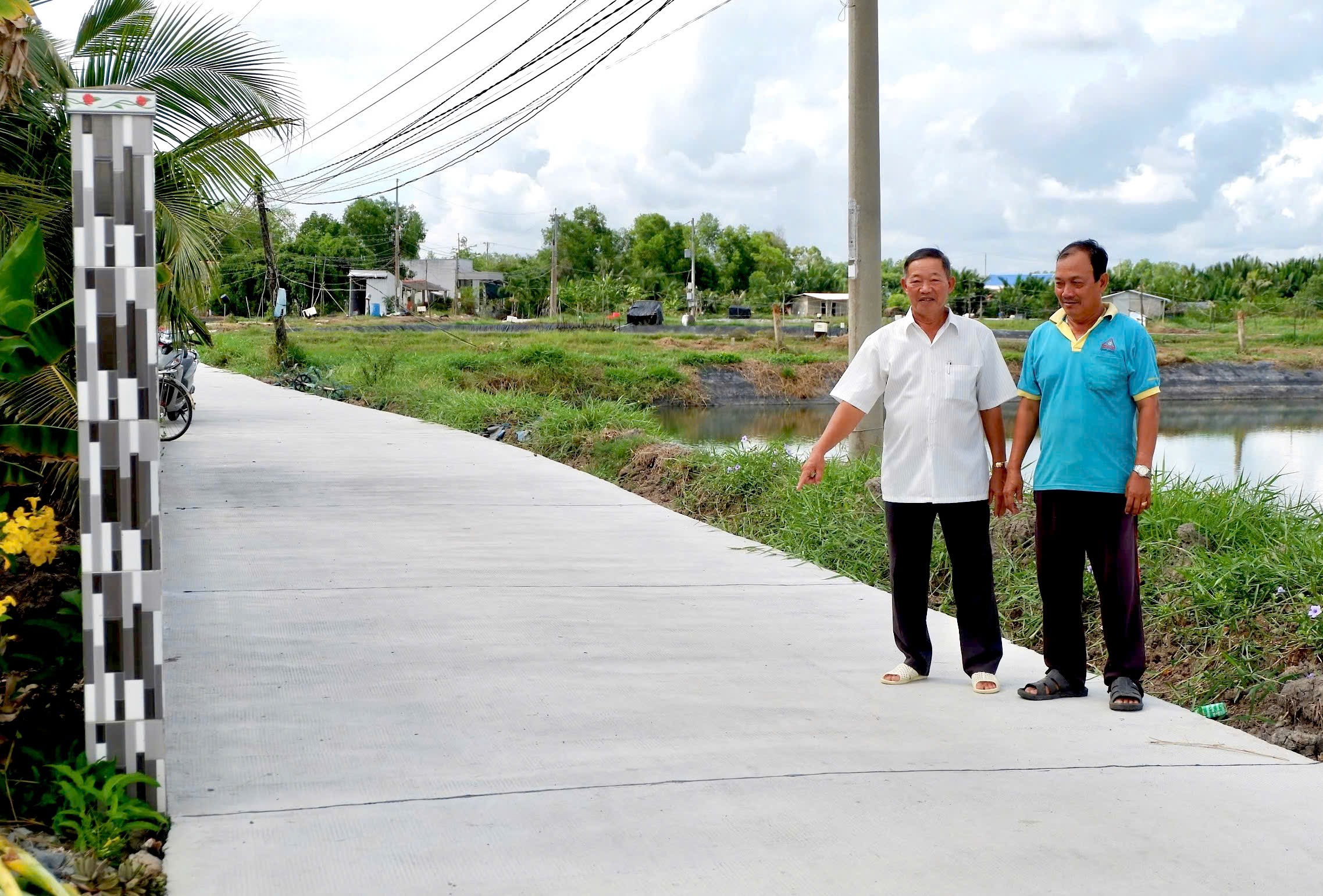 Ông Nguyễn Văn Tiển (bên trái) là Bí thư Chi bộ, Trưởng ấp có nhiều đóng góp cho địa phương