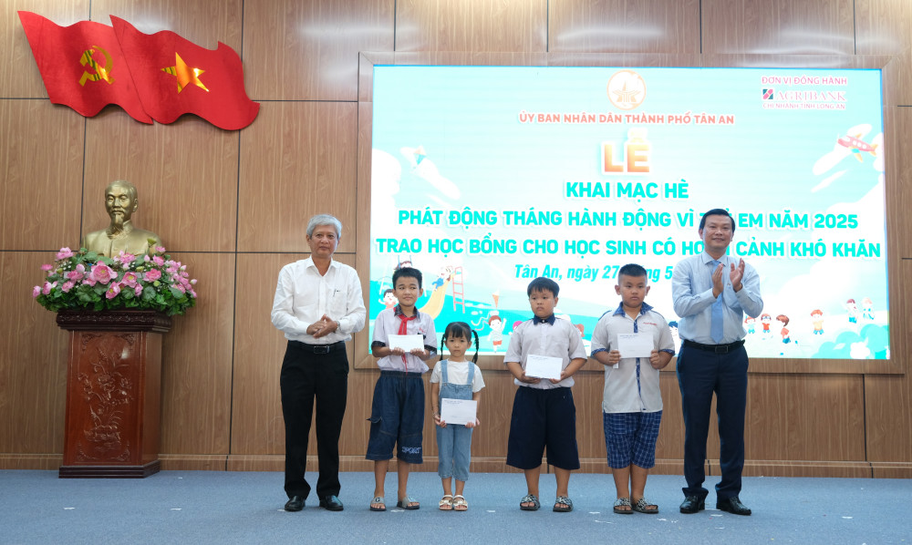 Phó Giám đốc Sở Y tế - Mai Thanh Tùng và Phó Chủ tịch UBND TP.Tân An – Nguyễn Minh Sang trao học bổng cho các em học sinh mồ côi do Covid-19