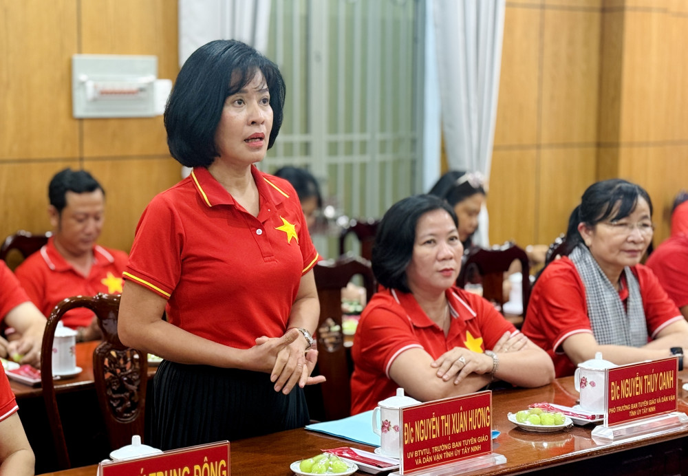 Ủy viên Ban Thường vụ Tỉnh ủy, Trưởng ban Tuyên giáo và Dân vận Tây Ninh - Nguyễn Thị Xuân Hương trao đổi tại buổi làm việc