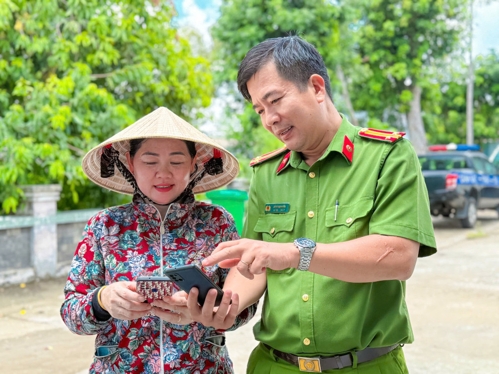 Công an hướng dẫn người dân sử dụng ứng dụng VNeID để góp ý cho dự thảo Nghị quyết sửa đổi, bổ sung một số điều của Hiến pháp năm 2013
