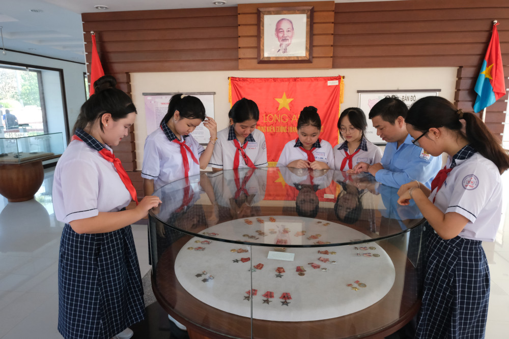 Chủ tịch Hội đồng Đội tỉnh - Phạm Văn Hậu cùng các em học sinh tham quan tại Công viên tượng đài Long An “Trung dũng kiên cường, toàn dân đánh giặc”