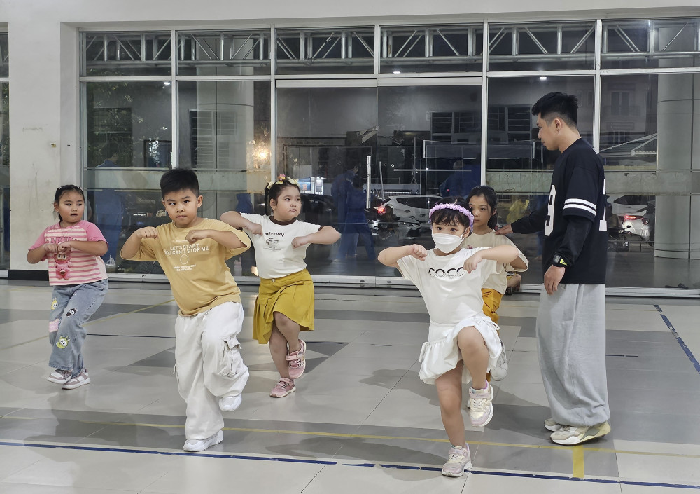 Học viên nhí tại lớp nhảy hiện đại ở Trung tâm Thanh thiếu nhi tỉnh