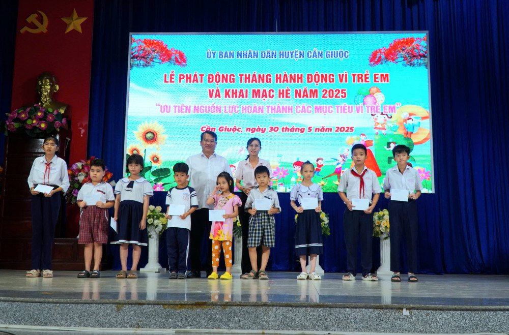 Tặng quà cho trẻ em có hoàn cảnh đặc biệt