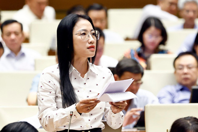 Đại biểu Trần Khánh Thu phát biểu về vấn đề dạy thêm, học thêm. (Ảnh: TTXVN)
