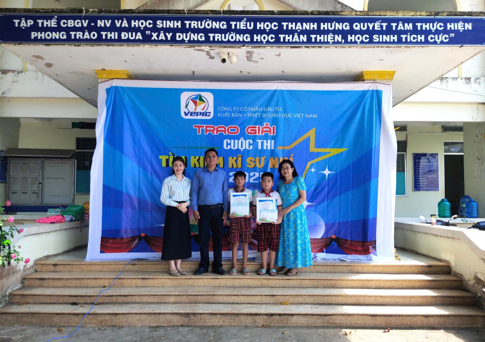 Đại diện Công ty Cổ phần Đầu tư xuất bản thiết bị giáo dục Việt Nam (VEPIC) trao thưởng cho học sinh đoạt giải