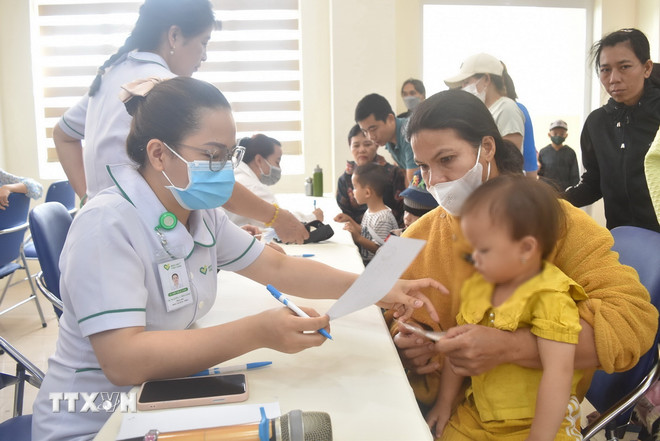 Khám bệnh cho trẻ em. (Nguồn: TTXVN)