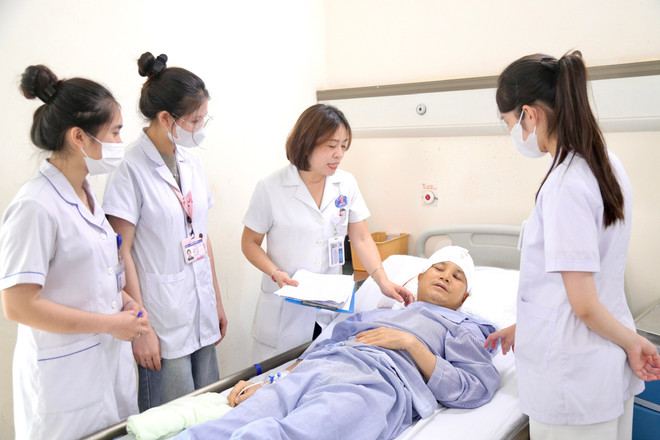 Điều dưỡng là người theo dõi tình hình sức khoẻ và gắn bó mật thiết với các bệnh nhân hàng ngày. (Ảnh: PV/Vietnam+)
