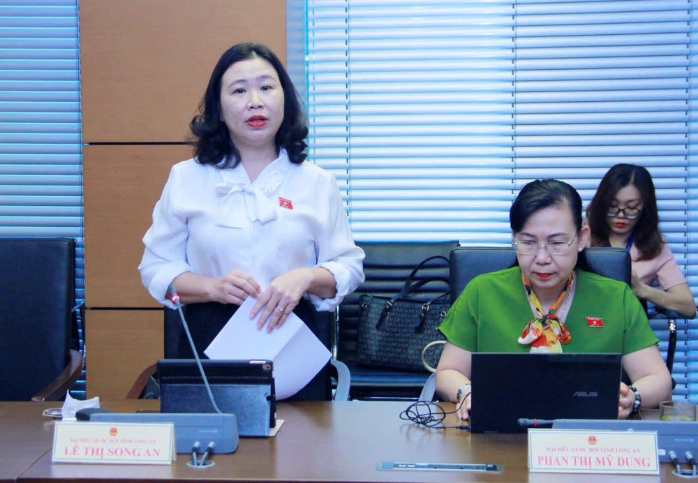 Đại biểu Lê Thị Song An - Phó Trưởng đoàn chuyên trách Đoàn ĐBQH tỉnh Long An, phát biểu về phát triển kinh tế - xã hội những tháng đầu năm 2025
