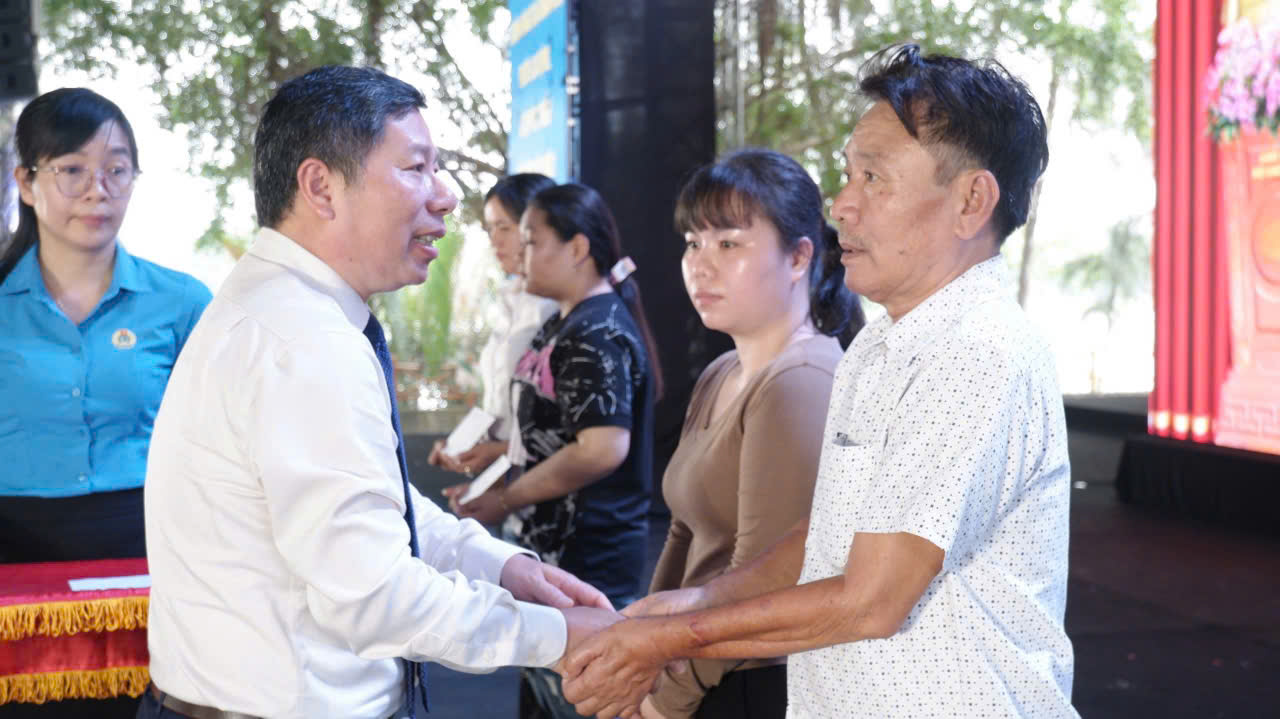 Phó Giám đốc Sở Nội vụ - Nguyễn Đại Tánh tặng quà, động viên người bị tai nạn lao động và gia đình người bị tai nạn lao động