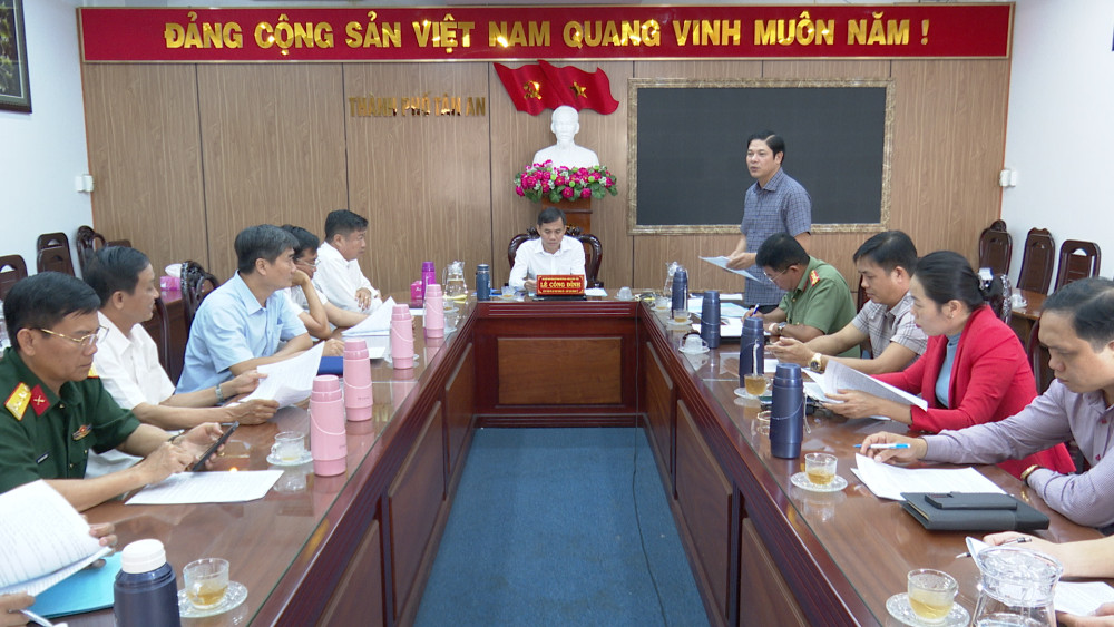 Phó Trưởng ban Thường trực Ban Tuyên giáo và Dân vận Tỉnh ủy -  Phạm Văn Bốn đóng góp ý kiến