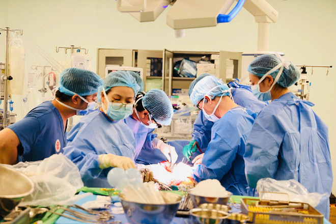 Các bác sỹ tiến hành ghép gan cho nam bệnh nhân. (Ảnh: PV/Vietnam+)