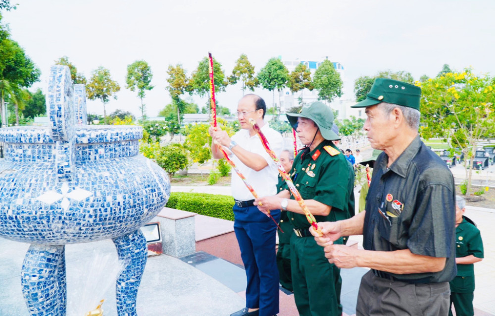 Đoàn dâng hương tại Nghĩa trang liệt sĩ huyện Cần Giuộc