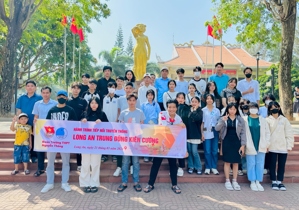 Học sinh Trường THPT Nguyễn Thông (huyện Châu Thành) tham gia hành trình tiếp nối truyền thống với chủ đề 