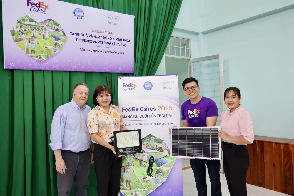 Tổ chức VCF/Hoa Kỳ và Công ty FedEx Việt Nam tài trợ đèn năng lượng mặt trời cho Trường Tiểu học và Trung học cơ sở Tân Bình