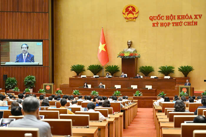 Bộ trưởng Bộ Giáo dục và Đào tạo - Nguyễn Kim Sơn thừa uỷ quyền của Thủ tướng Chính phủ trình bày Tờ trình dự thảo Nghị quyết của Quốc hội về phổ cập giáo dục mầm non cho trẻ em mẫu giáo từ 3 đến 5 tuổi tại phiên họp Quốc hội sáng 22/5