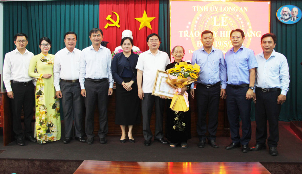 Bí thư Tỉnh ủy - Nguyễn Văn Quyết trao Huy hiệu Đảng cho đảng viên Lê Thị Tuyết
