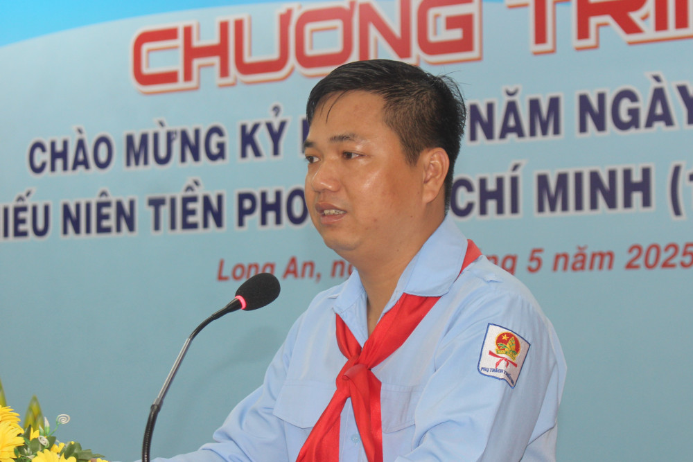 Phó Bí thư Tỉnh Đoàn, Chủ tịch Hội Sinh viên Việt Nam tỉnh, Chủ tịch HĐĐ tỉnh, Giám đốc Trung tâm Thanh Thiếu nhi tỉnh - Phạm Văn Hậu phát biểu ôn lại truyền thống
