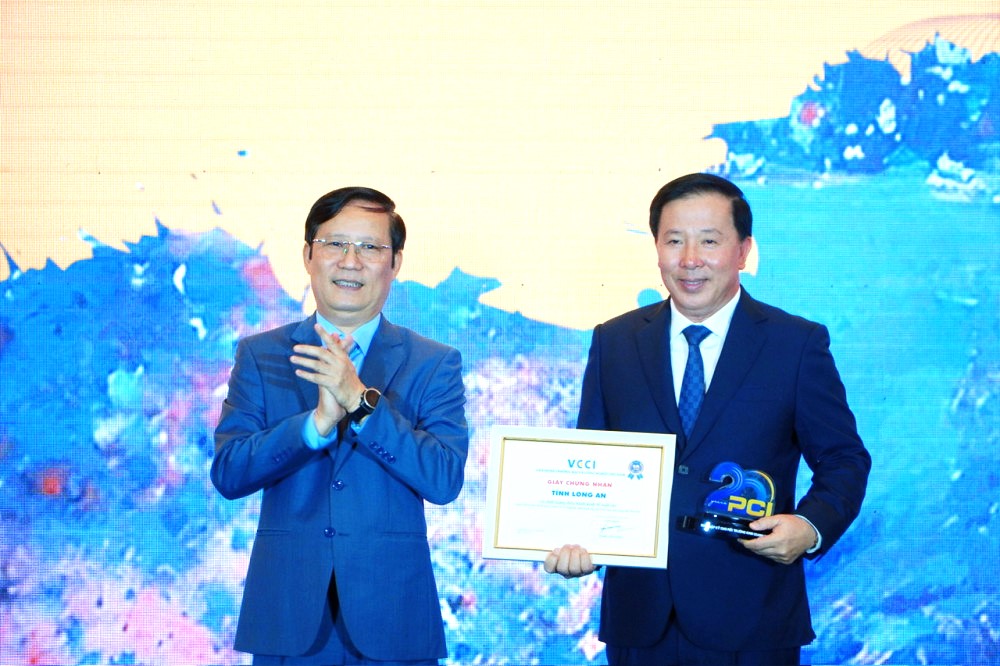 Chủ tịch VCCI - Phạm Tấn Công trao giấy chứng nhận cho tỉnh Long An với vị trí thứ 2/63 tỉnh, thành phố cải cách nhất trong hai thập kỷ qua