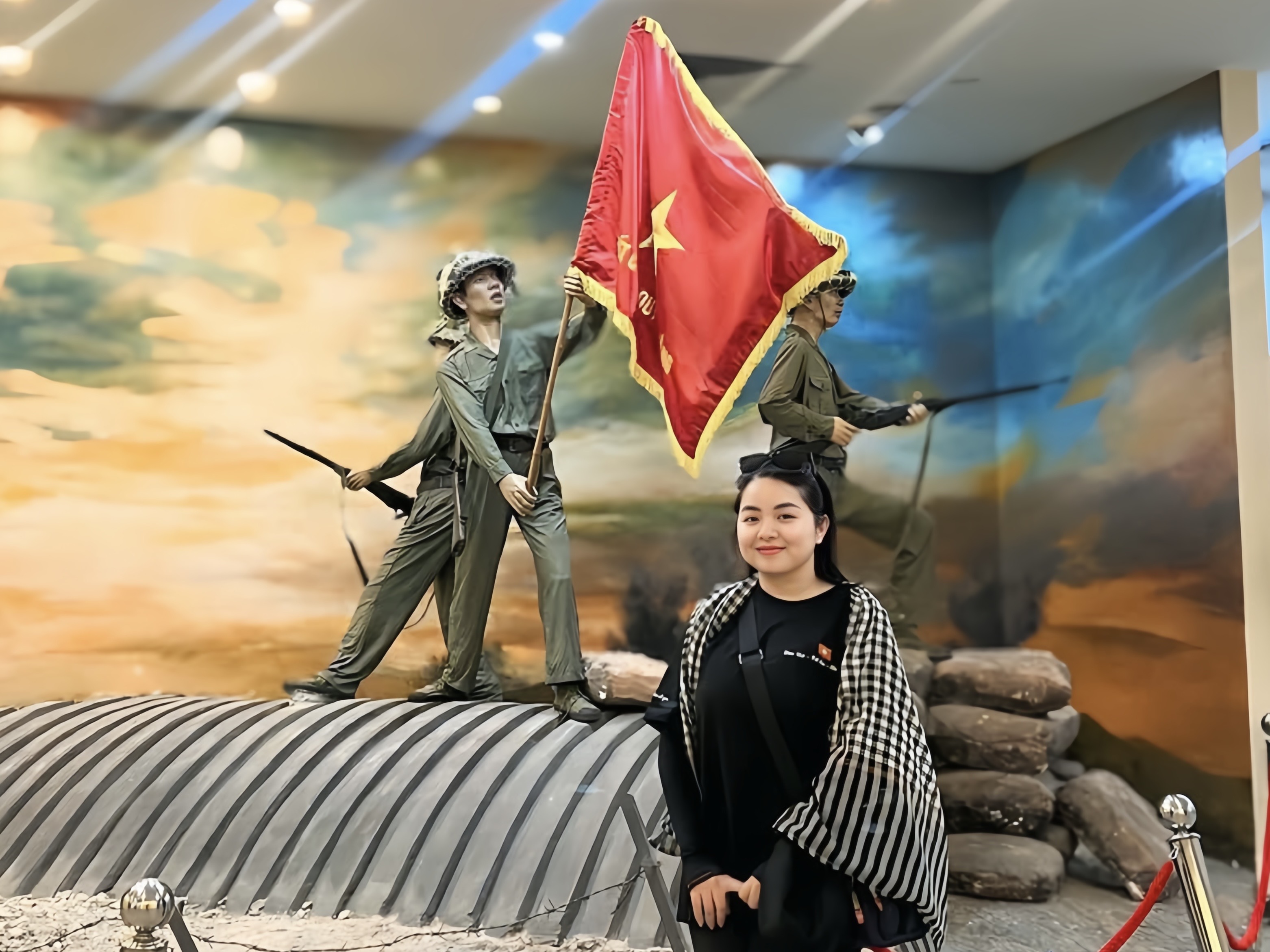 Chị Lê Đặng Thái Ngân (thị trấn Bến Lức, huyện Bến Lức) chụp ảnh lưu niệm tại Bảo tàng Chiến thắng Điện Biên Phủ (tỉnh Điện Biên)
