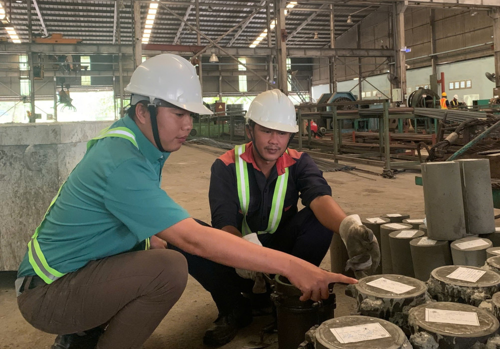 Anh Lê Phát Nghĩa (Công ty Cổ phần Bêtông Ly Tâm Thủ Đức - Long An (huyện Bến Lức), bên trái) đóng góp nhiều sáng kiến mang lại lợi ích thiết thực cho công ty và công nhân, lao động