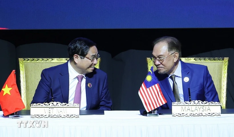 Thủ tướng Phạm Minh Chính và Thủ tướng Malaysia Anwar Ibrahim tại Lễ ký kết Tuyên bố Kuala Lumpur “ASEAN 2045: Tương lai chung của chúng ta