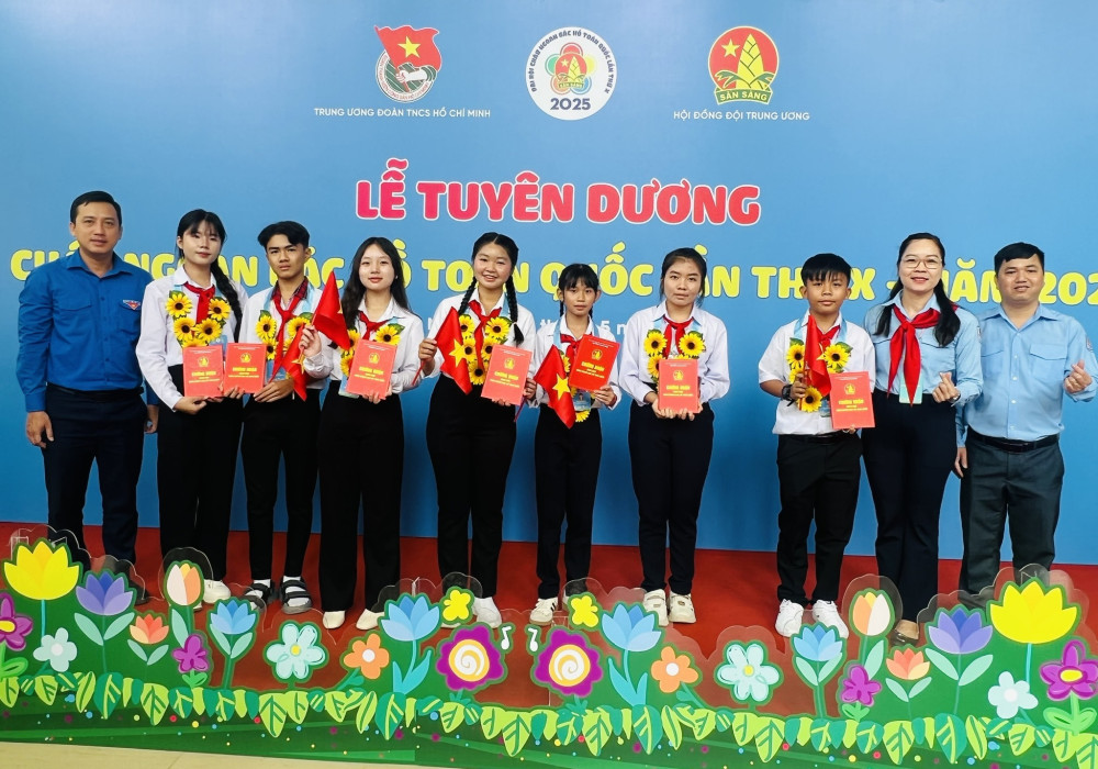Cả hai em Võ Nguyễn Thanh Ngân (thứ 5 trái qua) và Trần Ngọc Đan Quỳnh (thứ 5 phải qua) đều là những liên đội trưởng xuất sắc, là Cháu ngoan Bác Hồ cấp toàn quốc năm học 2024 – 2025