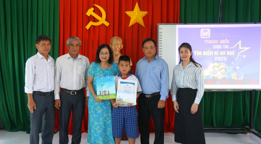 Mô hình “xe lu cải tiến” đó em Phạm Mộc Gia Hưng sáng chế giành giải Nhì cá nhân