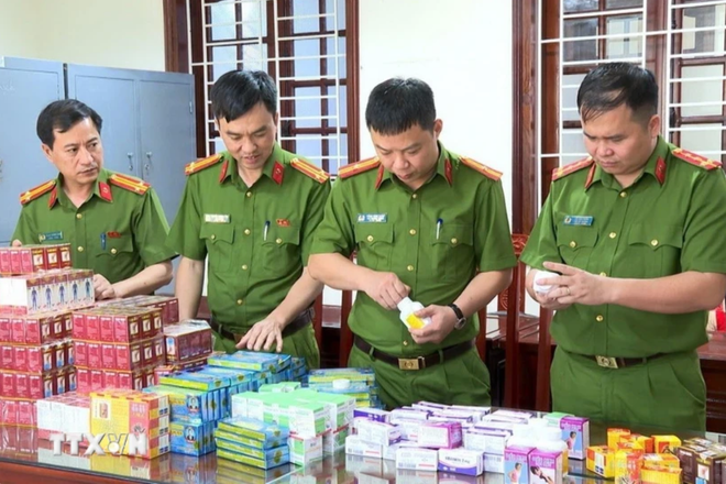 Phòng Cảnh sát kinh tế Công an tỉnh Thanh Hóa triệt phá đường dây sản xuất, buôn bán tân dược giả qui mô lớn. (Ảnh: TTXVN phát)