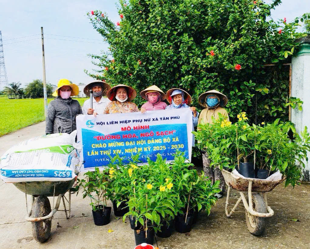 Phụ nữ Đức Hòa trồng cây xanh