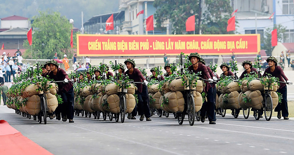 Tái hiện hình ảnh vận chuyển lương thực, thực phẩm cho chiến dịch Điện Biên Phủ tại Lễ kỷ niệm 70 năm chiến thắng Điện Biên Phủ
