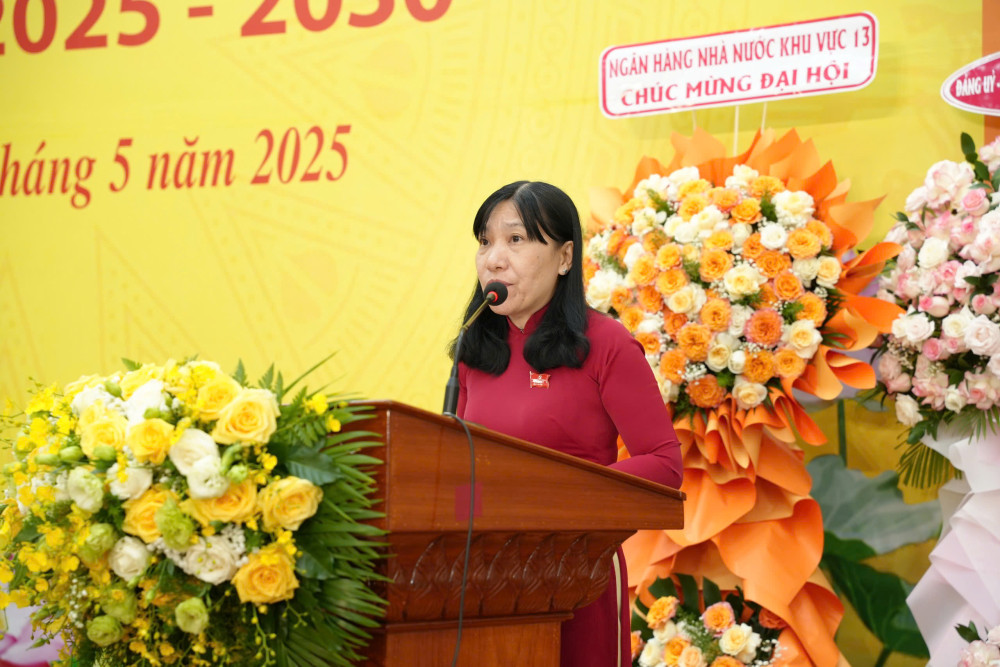 Phó Giám đốc Agribank Chi nhánh tỉnh Long An - Nguyễn Thị Nghiêm thông qua kiểm điểm ban chấp hành