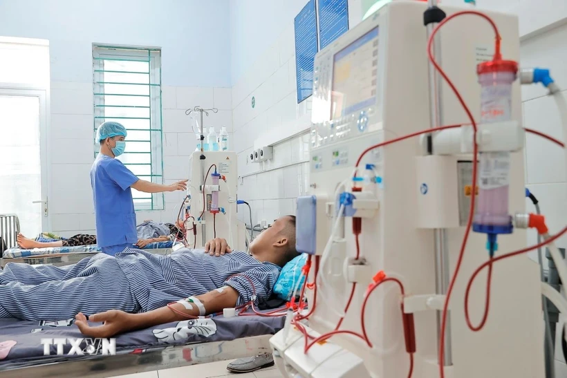 Bệnh nhân chạy thận nhân tạo tại Bệnh viện Đa khoa tỉnh Hà Giang. (Ảnh: Minh Quyết/TTXVN)