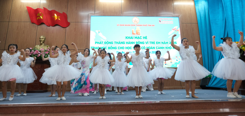 Văn nghệ chào mừng