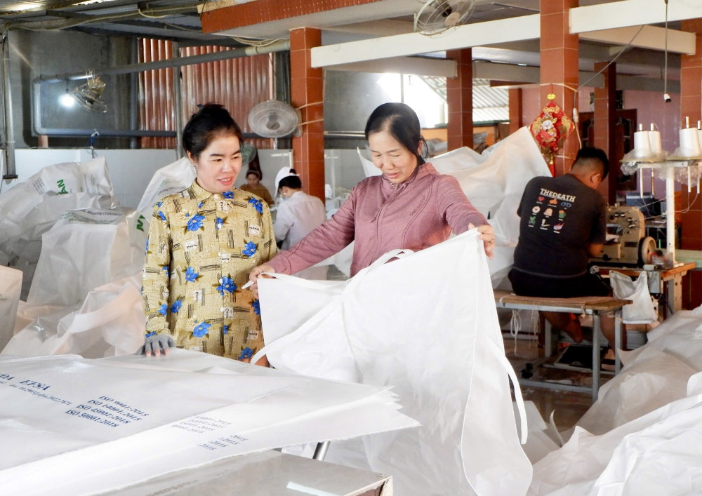 Ngoài phát triển kinh tế gia đình, chị Trần Thị Yến Ly (xã Phú Ngãi Trị, huyện Châu Thành) còn tạo việc làm cho lao động ở địa phương