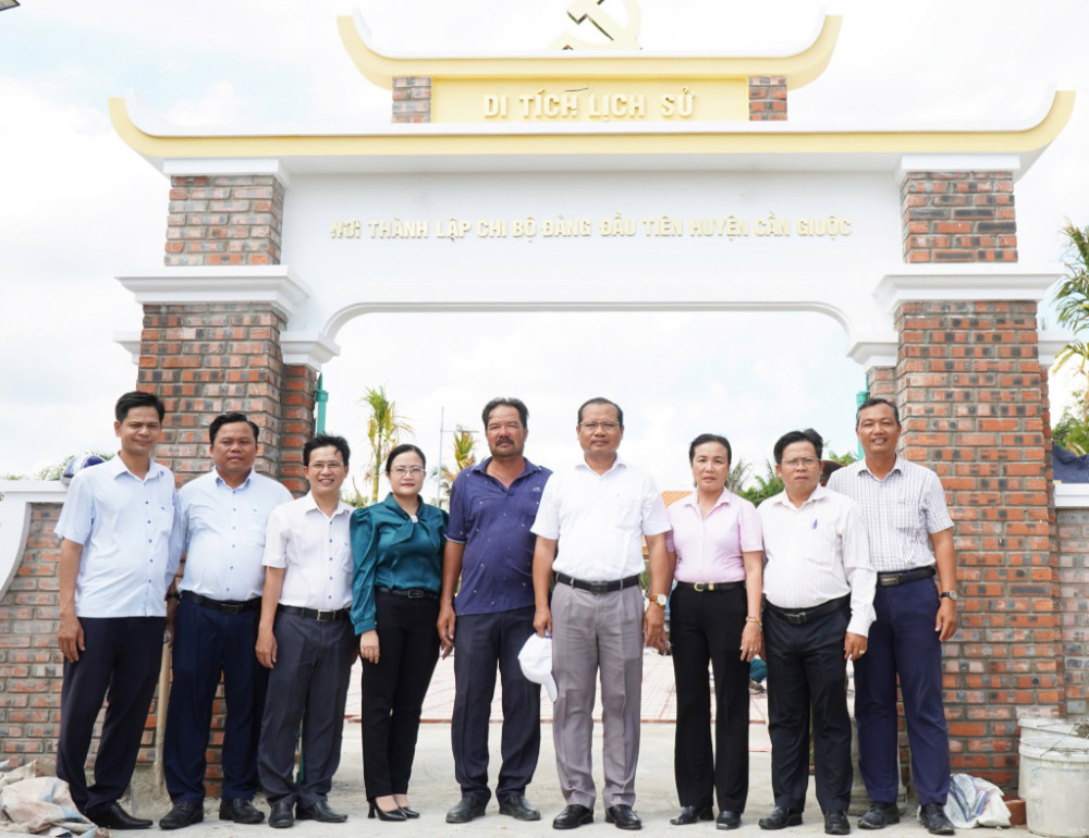Bí thư Huyện ủy Cần Giuộc - Trương Thanh Liêm (thứ 4, phải qua) cùng Đoàn công tác kiểm tra tiến độ thi công công trình cải tạo, sửa chữa Di tích lịch sử địa điểm thành lập Chi bộ Đảng đầu tiên của huyện