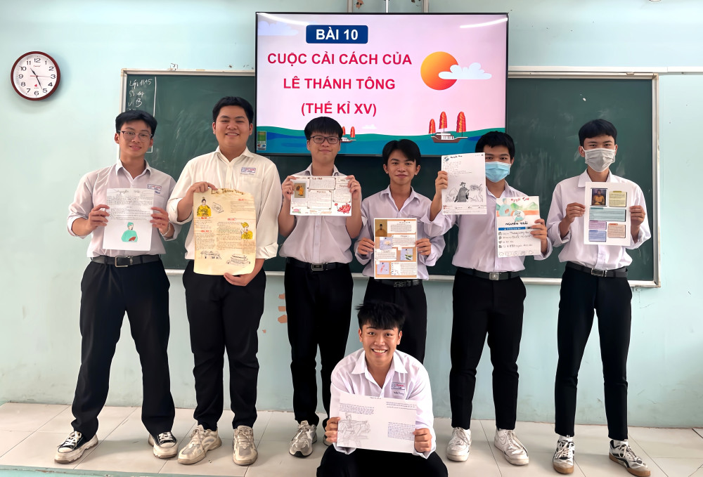 Học sinh Trường THPT Cần Giuộc (huyện Cần Giuộc) thuyết trình về sự kiện lịch sử từ tranh vẽ