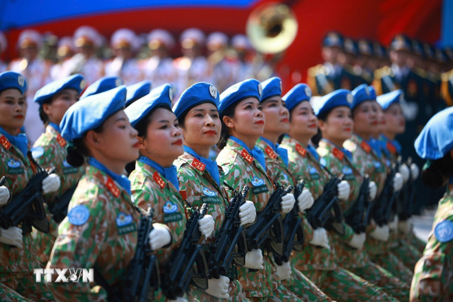 Khối nữ Gìn giữ hòa bình diễu qua Lễ đài. (Ảnh: TTXVN)
