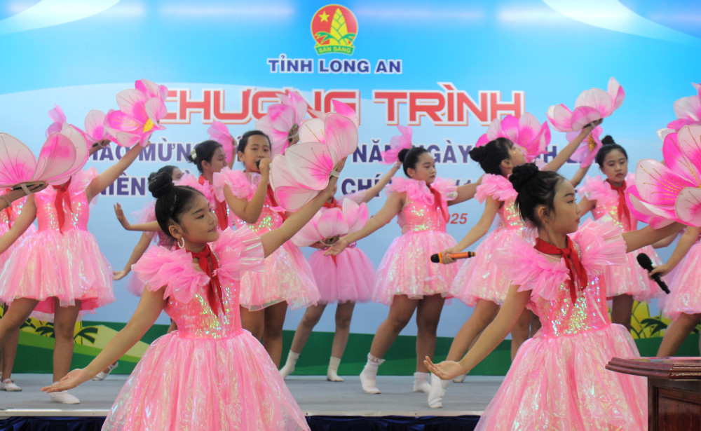 Văn nghệ chào mừng