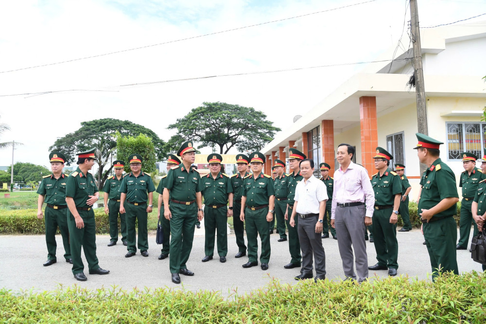 Đoàn kiểm tra trao đổi với đại diện chính quyền địa phương
