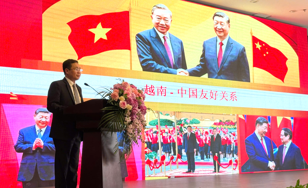 Phó Chủ tịch phụ trách HĐND tỉnh Long An - Mai Văn Nhiều phát biểu tại Hội nghị