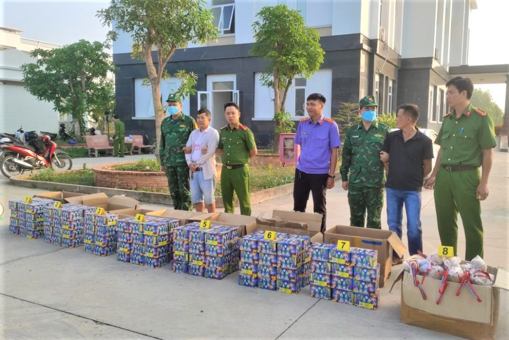 Gần 270kg pháo lậu 2 đối tượng vận chuyển thuê tại thời điểm thu giữ