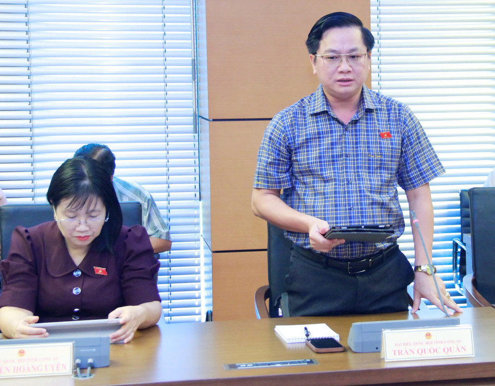 Đại biểu Trần Quốc Quân - Phó Chủ tịch Hội Nông dân tỉnh Long An tham gia đóng góp ý kiến về tái cơ cấu ngành Nông nghiệp tại phiên thảo luận
