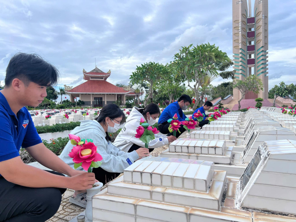 Đoàn viên, thanh niên huyện Tân Thạnh chăm sóc, vệ sinh nghĩa trang liệt sĩ, thể hiện lòng tri ân sâu sắc đối với các anh hùng đã hy sinh vì Tổ quốc
