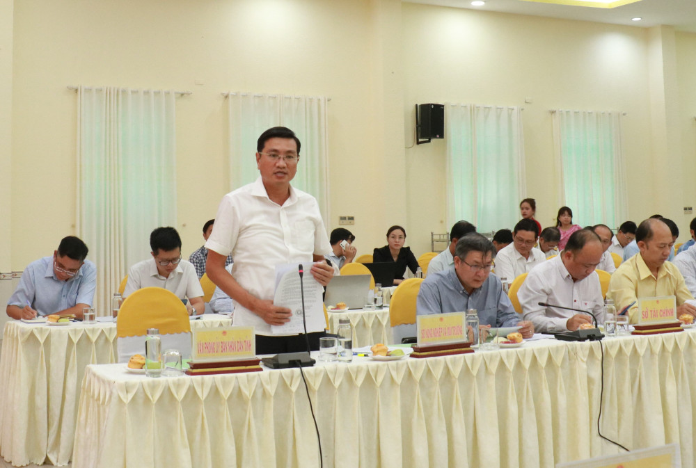 Giám đốc Sở Nông nghiệp và Môi trường - Võ Minh Thành báo cáo kết quả thực hiện công tác bảo vệ môi trường