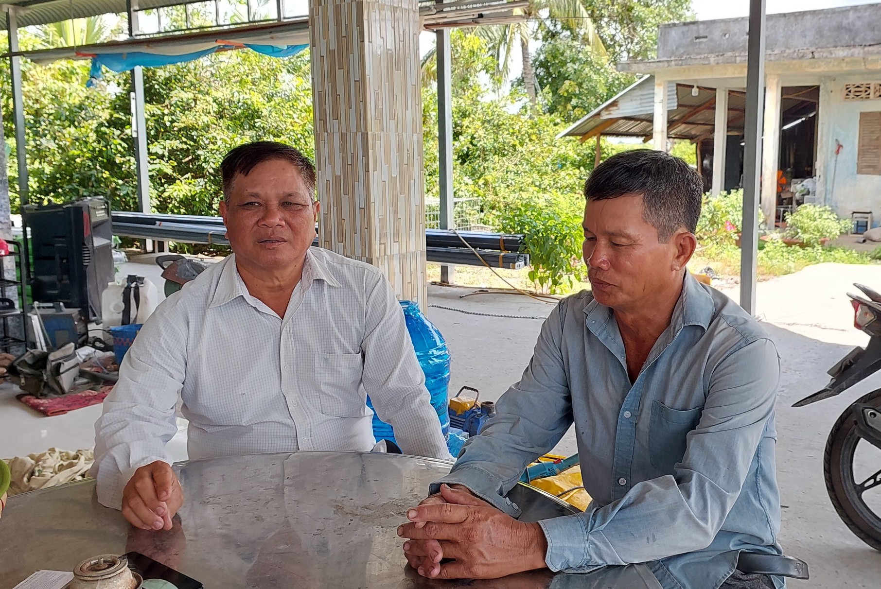 Trưởng ấp Trà Cú, xã Thuận Nghĩa Hòa, huyện Thạnh Hóa (bìa trái) - Võ Văn Dũng gần dân, lắng nghe tâm tư, nguyện vọng chính đáng của người dân