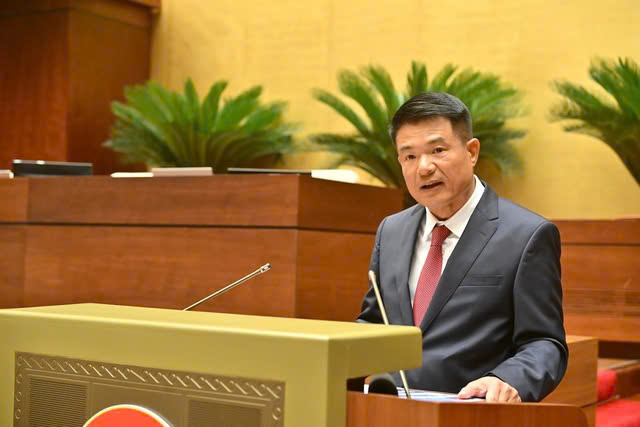 Viện trưởng Viện kiểm sát nhân dân tối cao - Nguyễn Huy Tiến trình bày Tờ trình tóm tắt Dự án Nghị quyết của Quốc hội về việc thí điểm Viện kiểm sát nhân dân khởi kiện vụ án dân sự để bảo vệ quyền dân sự của các chủ thể là nhóm dễ bị tổn thương hoặc bảo vệ lợi ích cộng