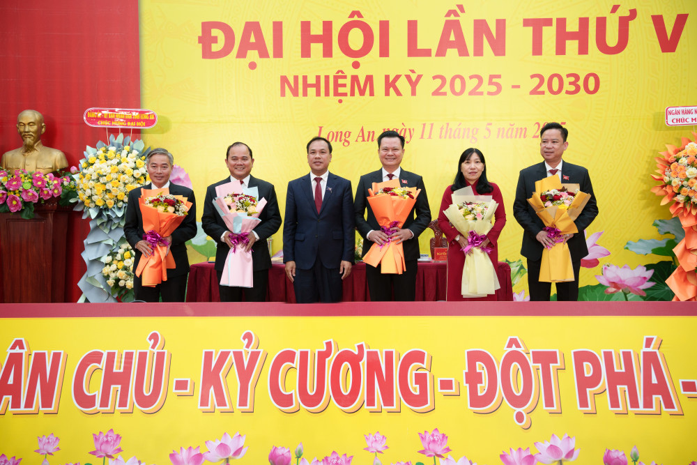 Ủy viên Ban Chấp hành Đảng bộ, Phó Tổng Giám đốc Agribank - Lê Hồng Phúc tặng hoa chúc mừng Ban Chấp hành Đảng bộ Agribank Chi nhánh tỉnh Long An nhiệm kỳ 2025-2030