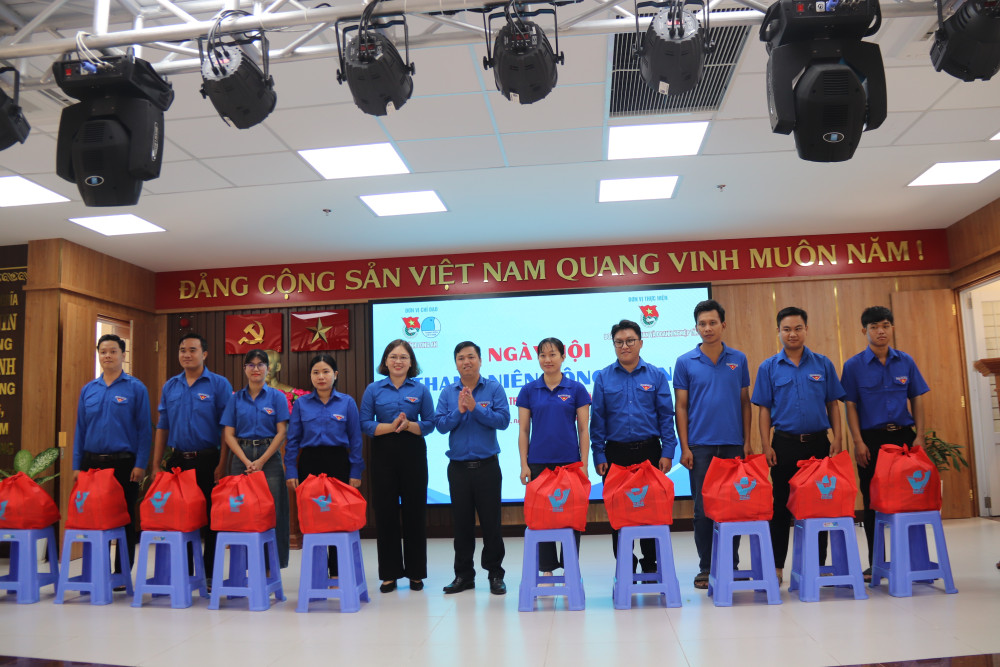 Tỉnh Đoàn trao 20 suất quà cho thanh niên công nhân có hoàn cảnh khó khăn